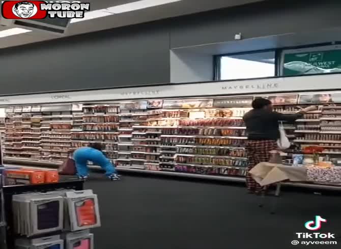 Video :Two individuals load up their bags with makeup and flee without making any payments